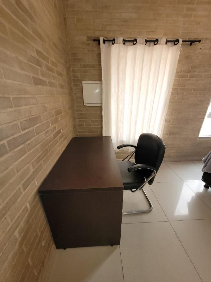 Sobrado 2 Amplo E Confortavel Em Condominio コルンバ 部屋 写真